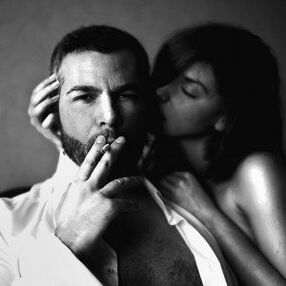 bean agus fear brúidiúil a mhéadaigh a phionta